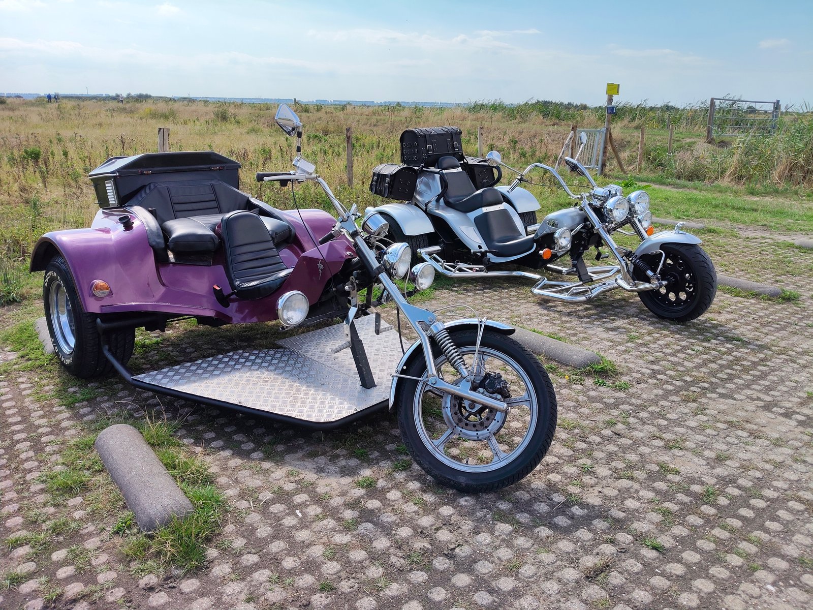 Een vrijwilliger met een kind op de trike